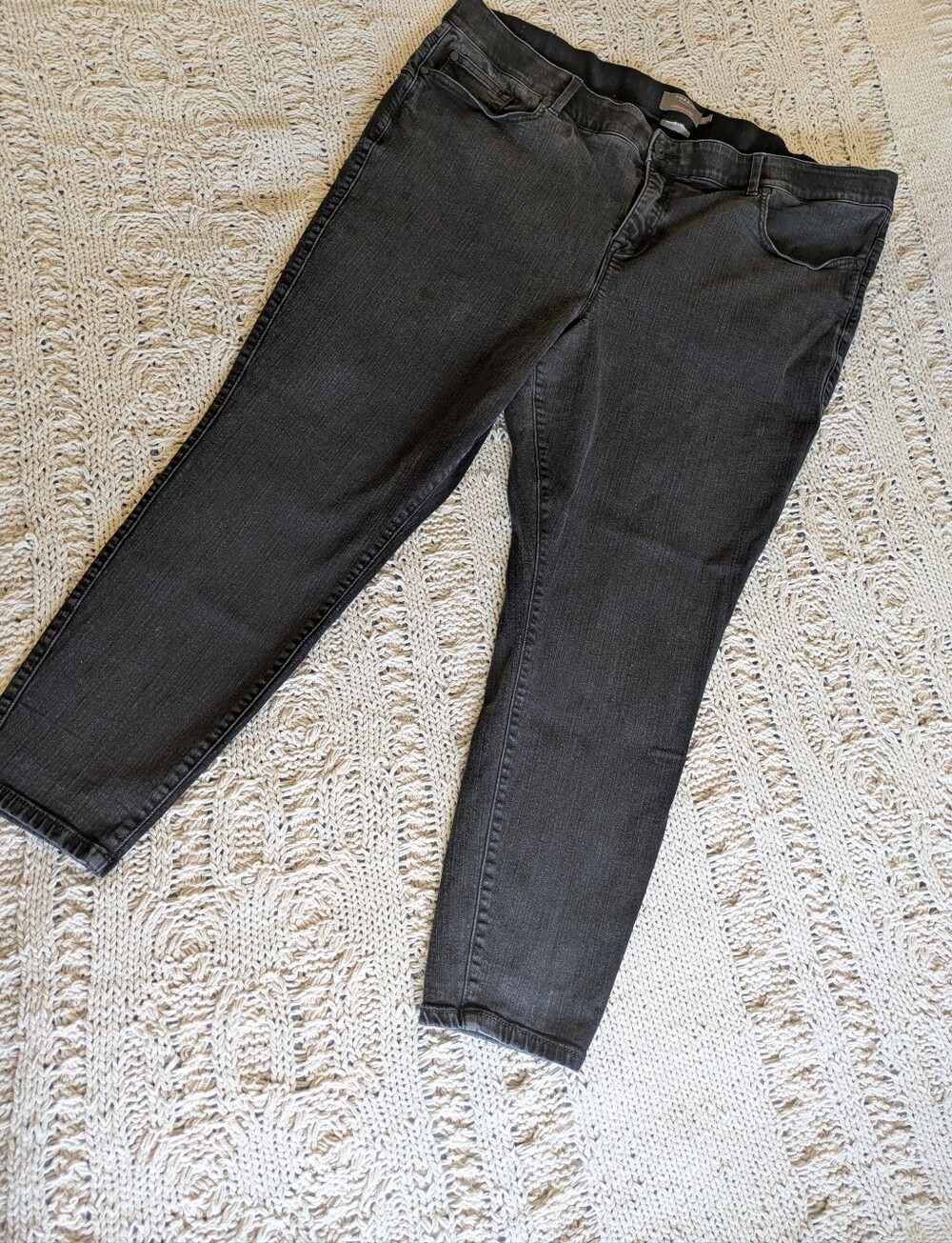 Torrid Black Hi-Rise Bombshell Skinny Jeans 26R